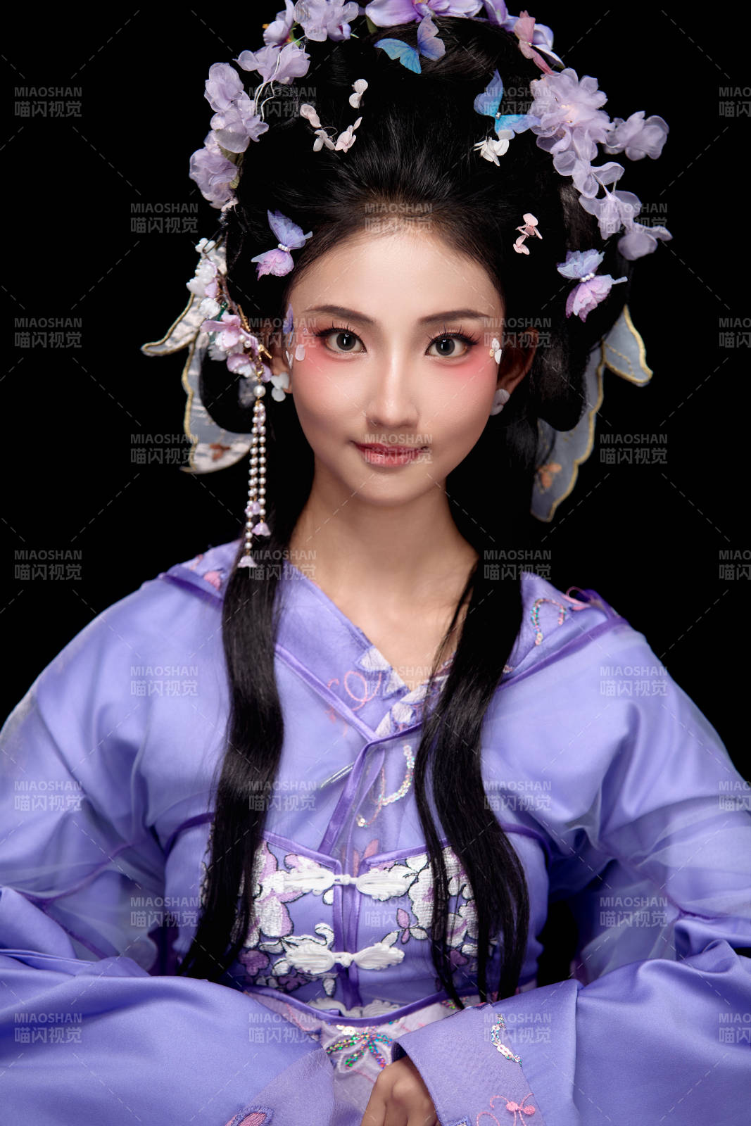 身著簪花仕女裝扮坐在木桌上的東方女性