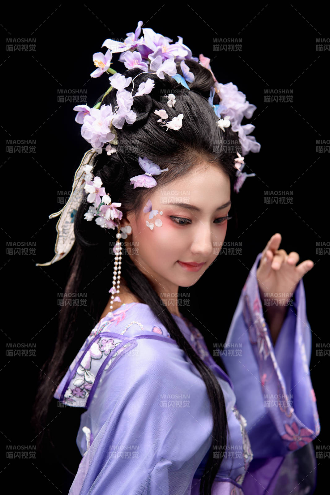 身着簪花仕女装扮坐在木桌上的东方女性图片