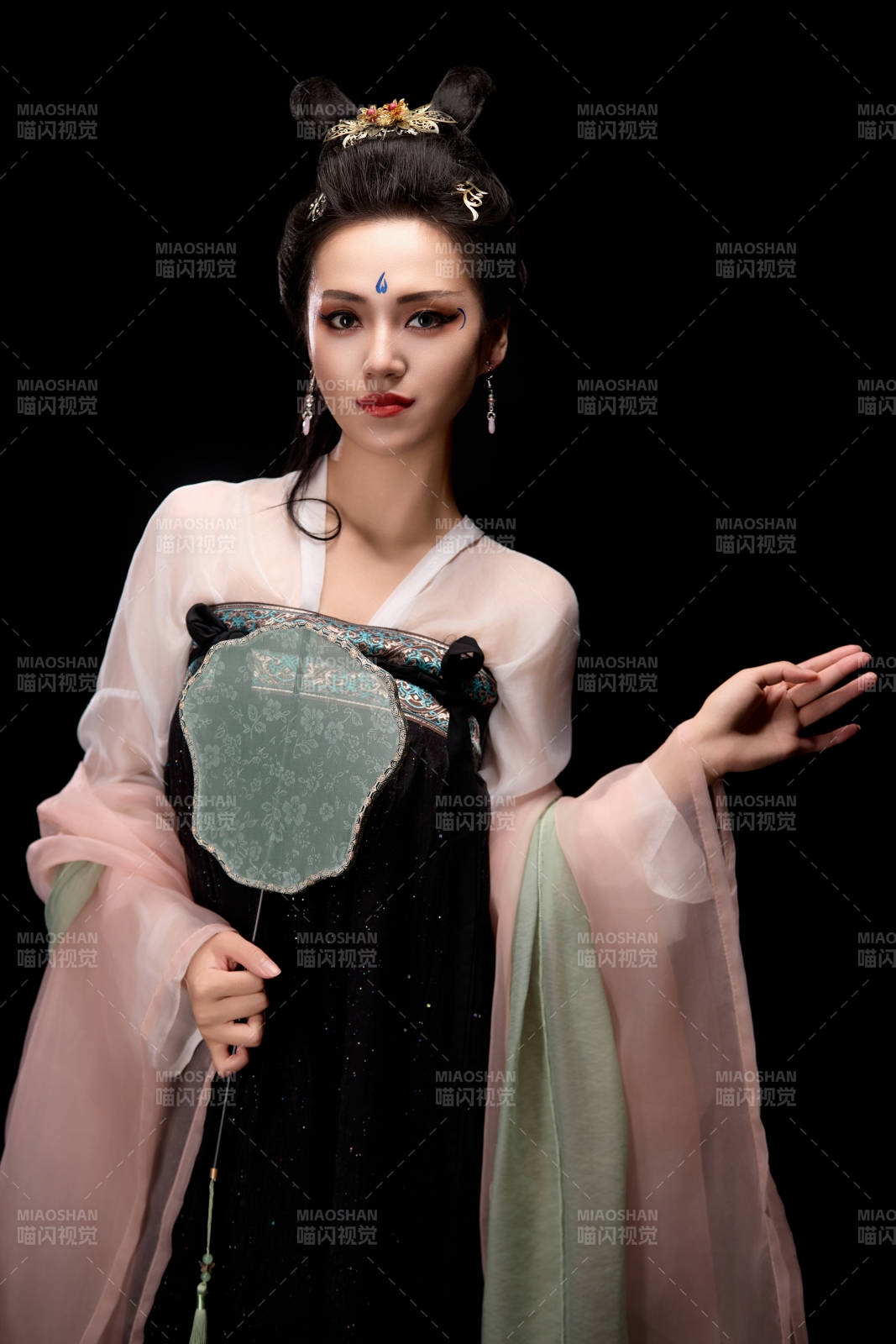 手持轻扇展示唐代服饰妆容造型的东方女性