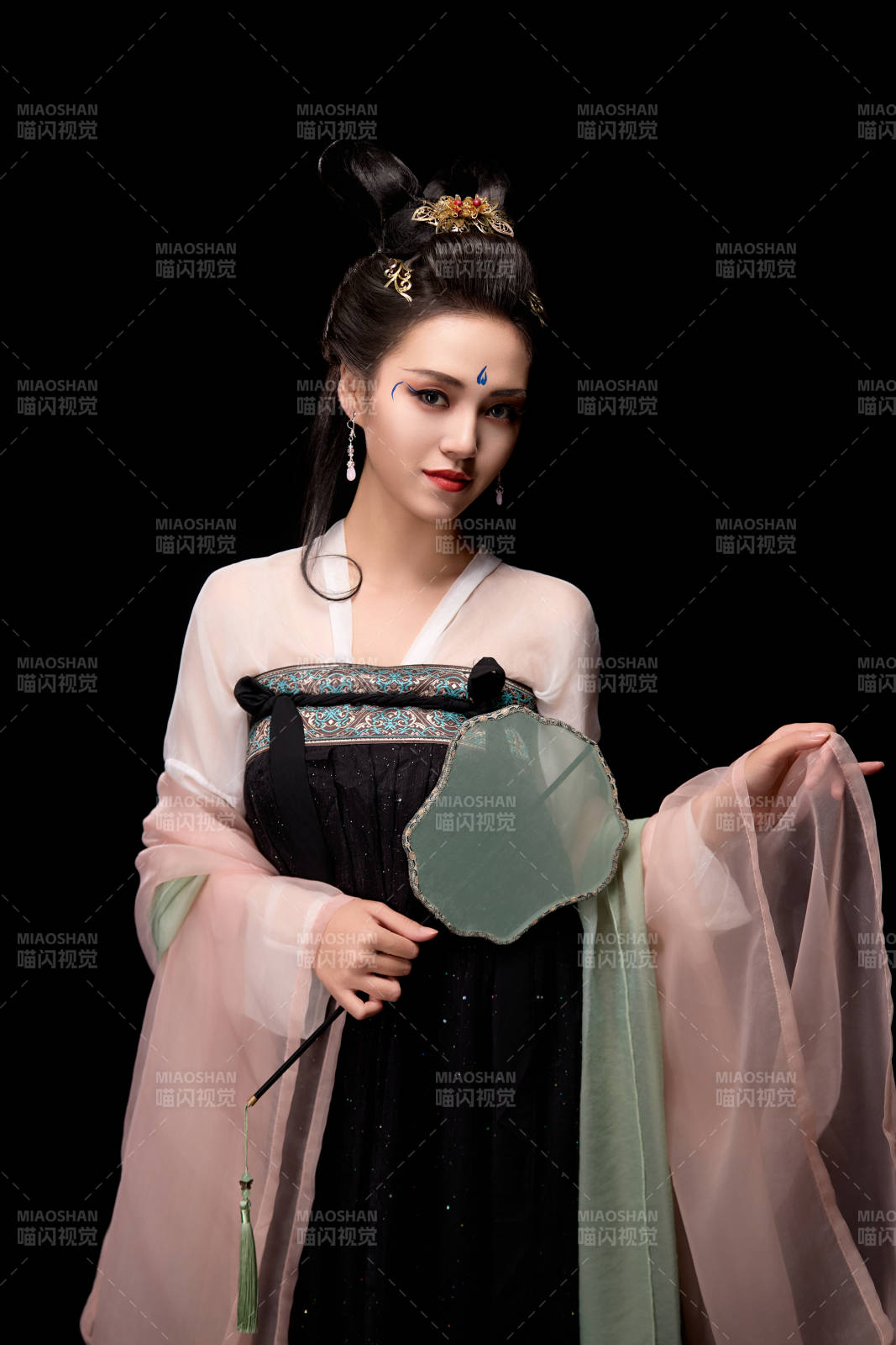 手持輕扇展示唐代服飾妝容造型的東方女性