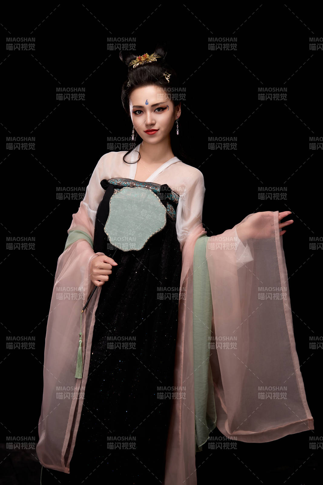 手持轻扇展示唐代服饰妆容造型的东方女性