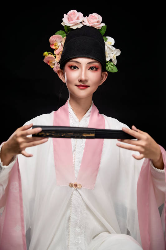 身着粤剧戏曲反串装扮手持折扇的青年女性