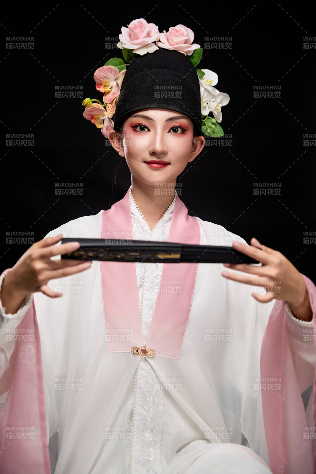 身着粤剧戏曲反串装扮手持折扇的青年女性