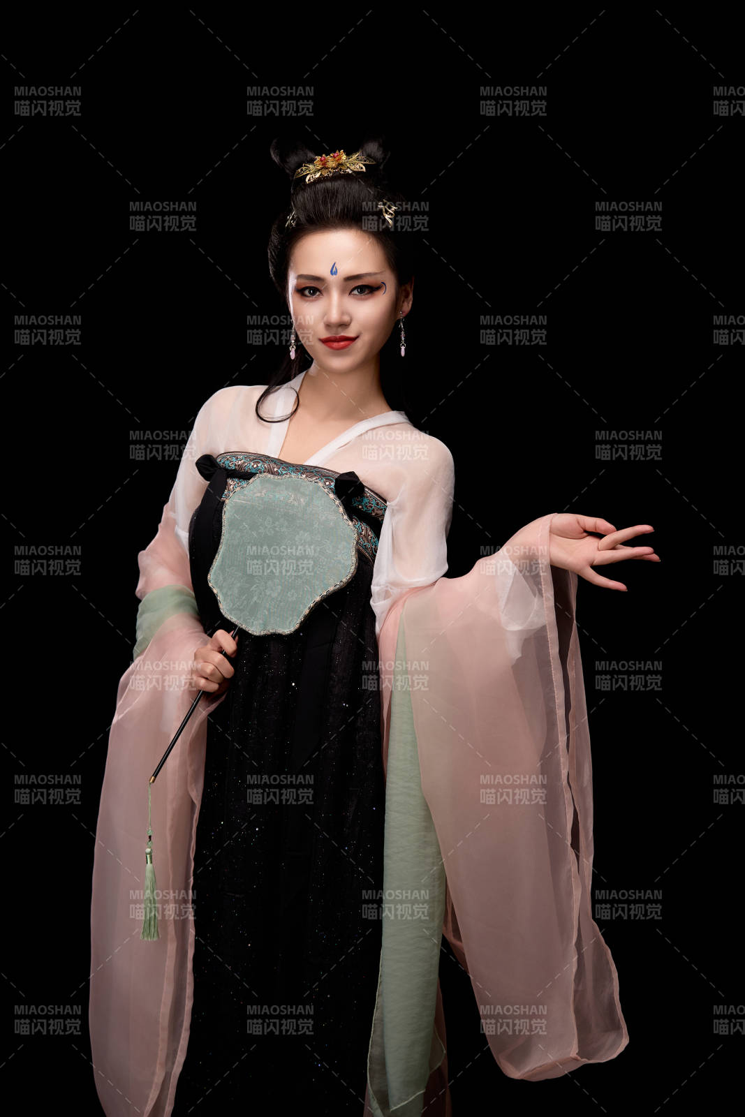 手持轻扇展示唐代服饰妆容造型的东方女性图片