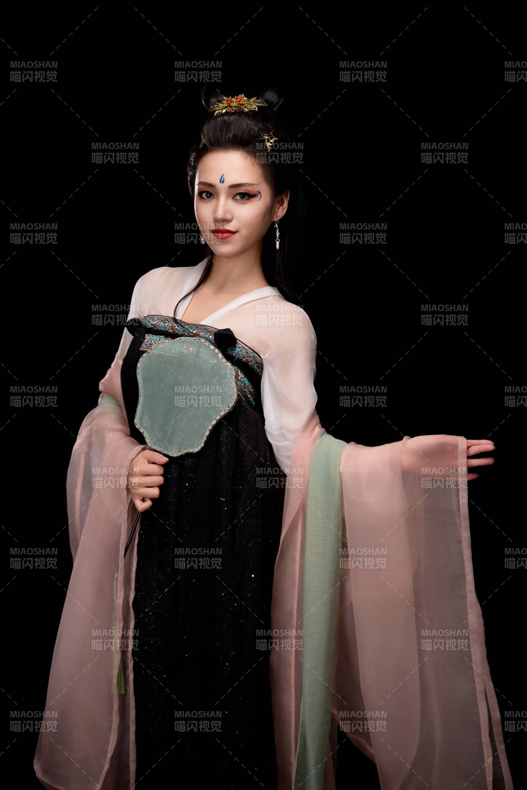 手持輕扇展示唐代服飾妝容造型的東方女性