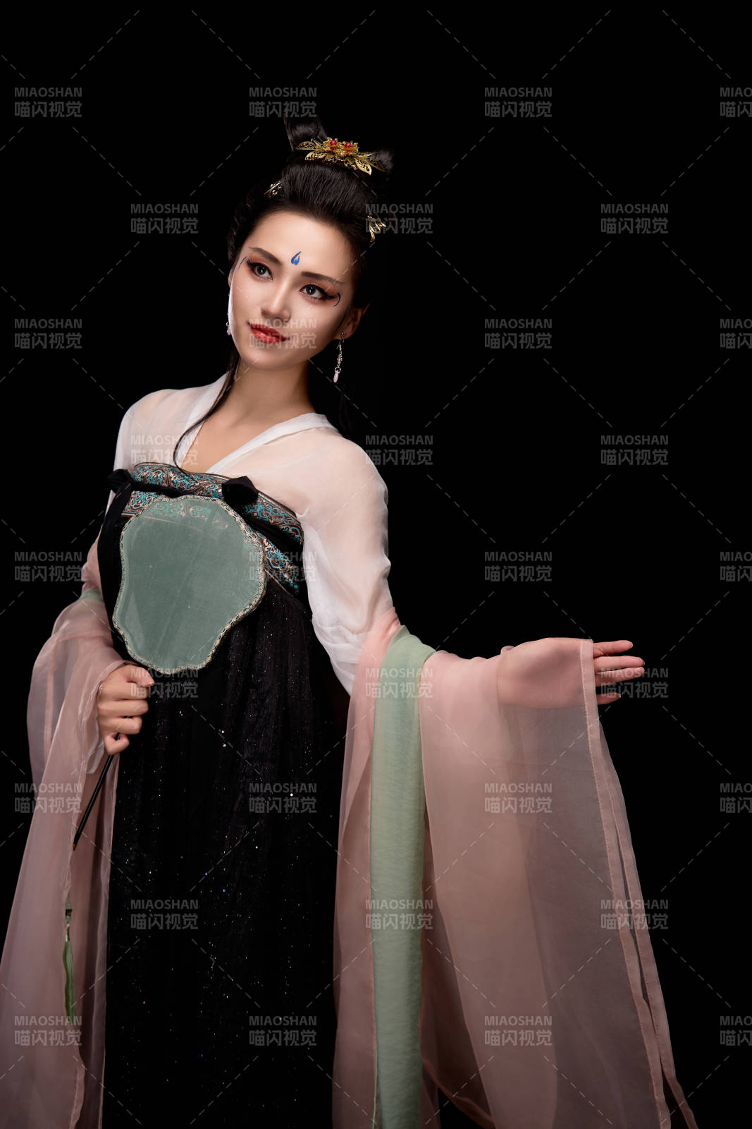 手持轻扇展示唐代服饰妆容造型的东方女性