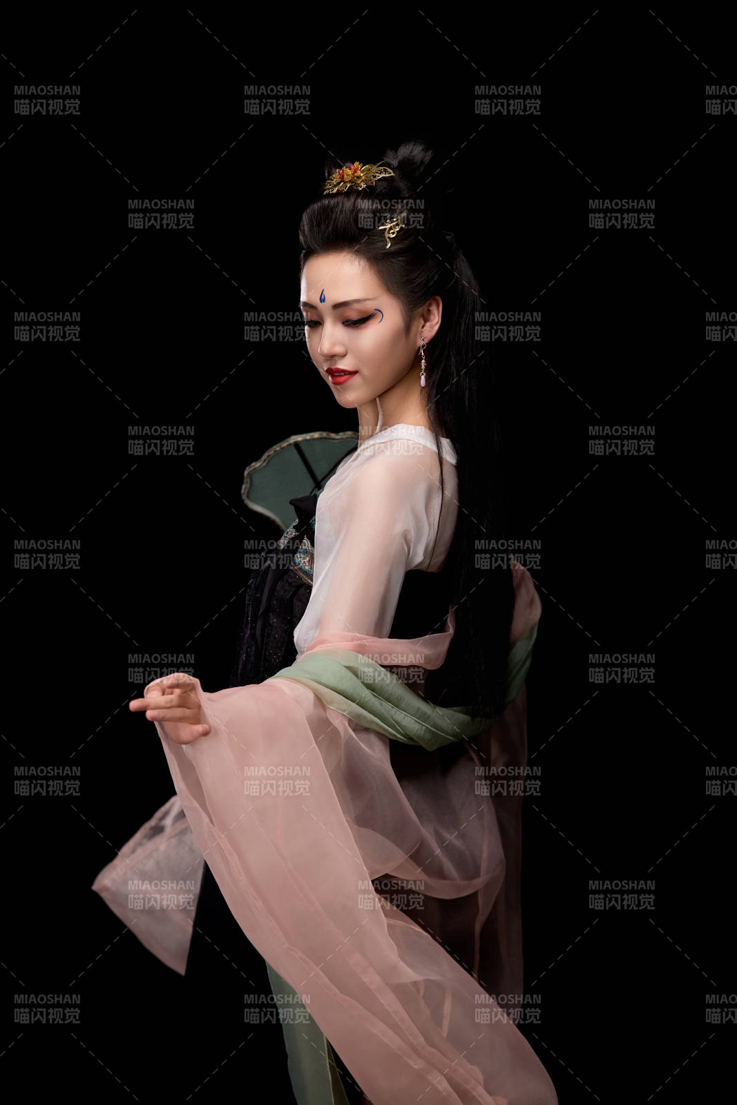 手持轻扇展示唐代服饰妆容造型的东方女性