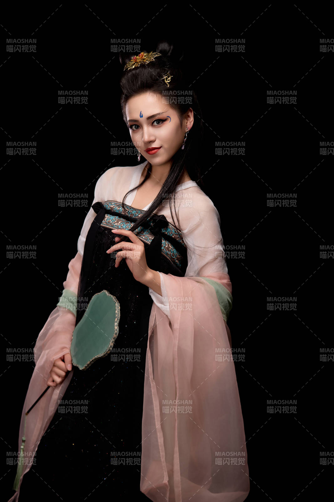 手持轻扇展示唐代服饰妆容造型的东方女性