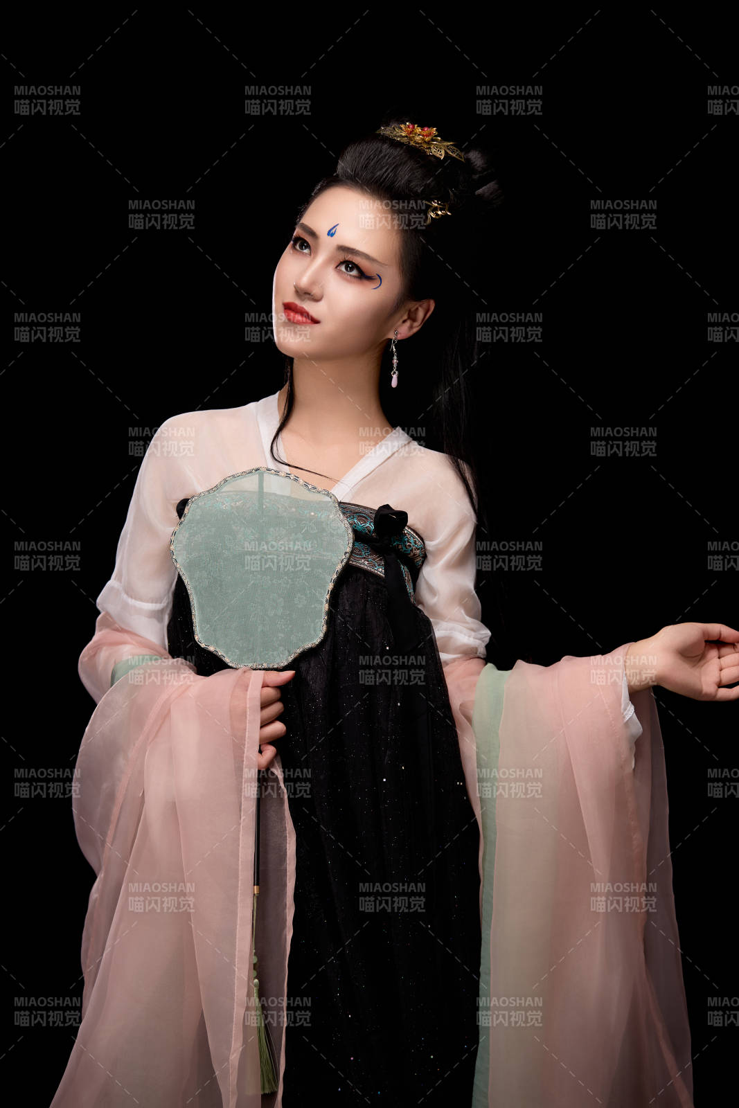 手持輕扇展示唐代服飾妝容造型的東方女性圖片