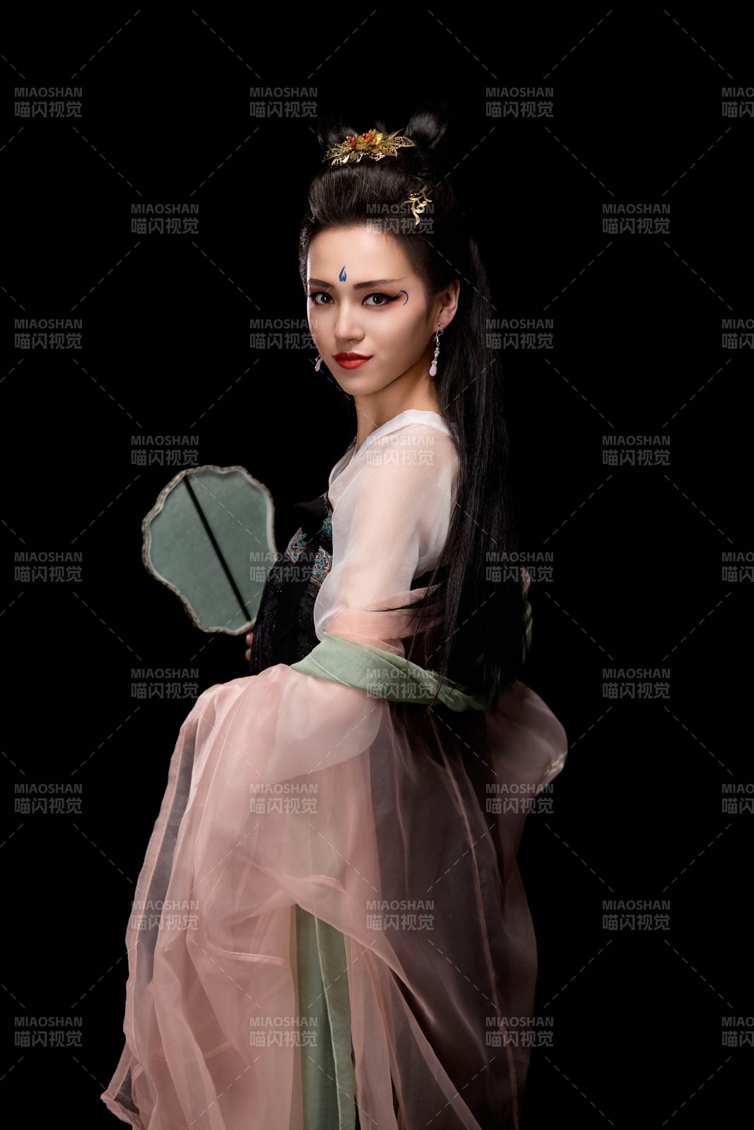 手持輕扇展示唐代服飾妝容造型的東方女性