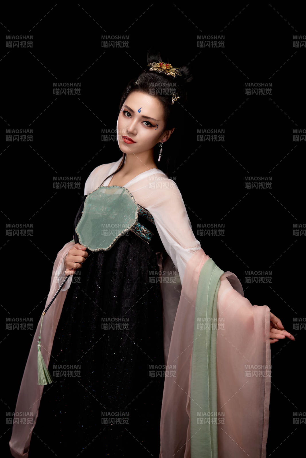 手持輕扇展示唐代服飾妝容造型的東方女性