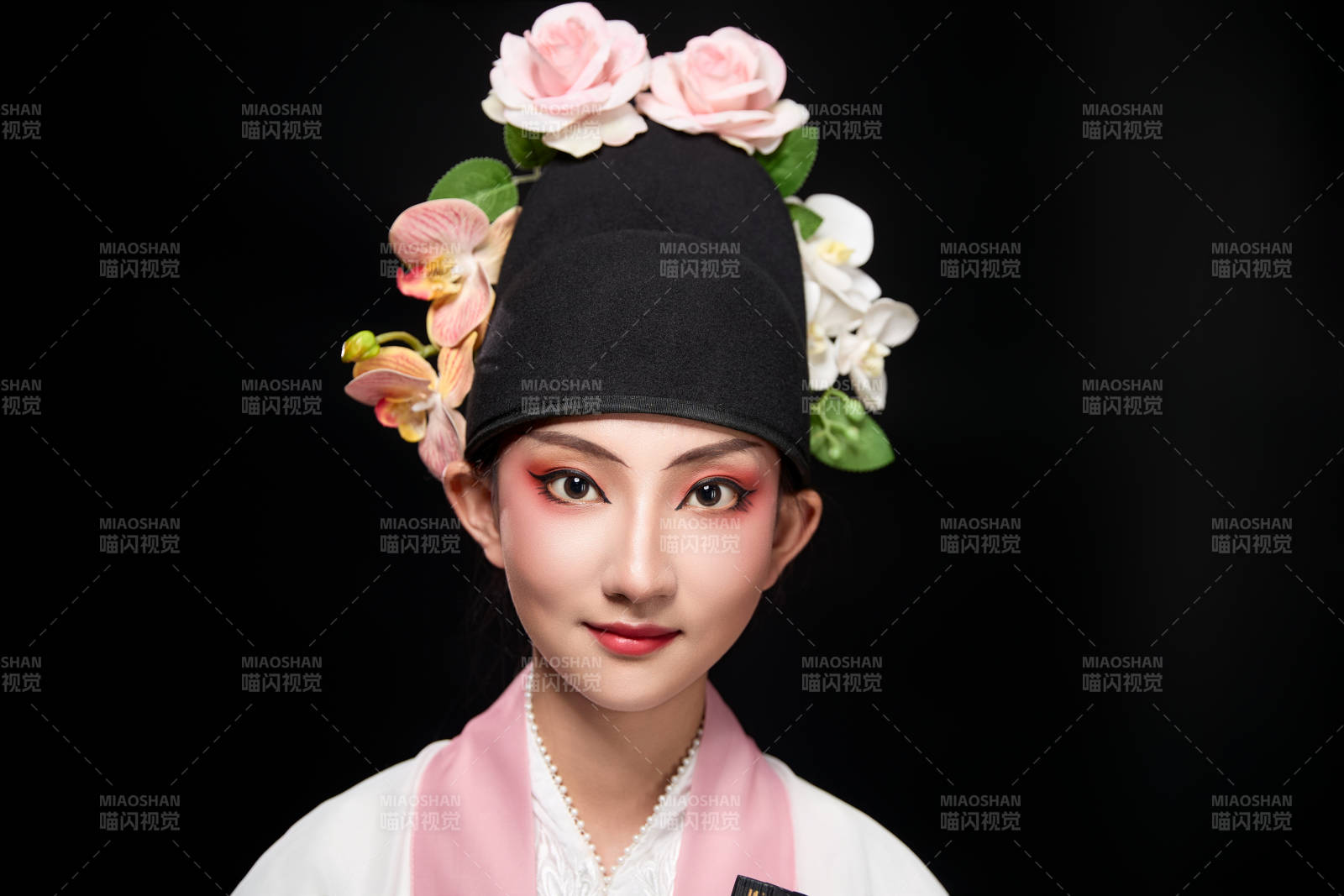 身著粵劇戲曲反串裝扮手持折扇的青年女性