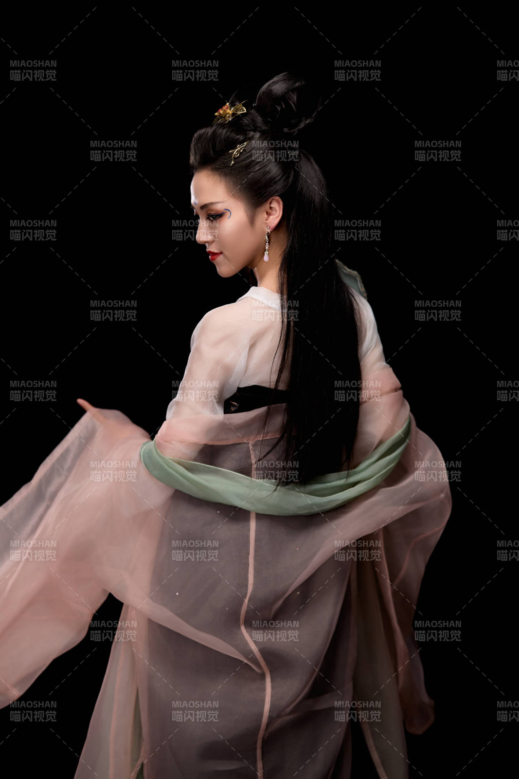 手持轻扇展示唐代服饰妆容造型的东方女性