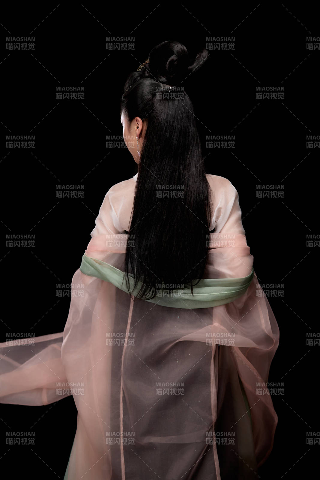 手持轻扇展示唐代服饰妆容造型的东方女性