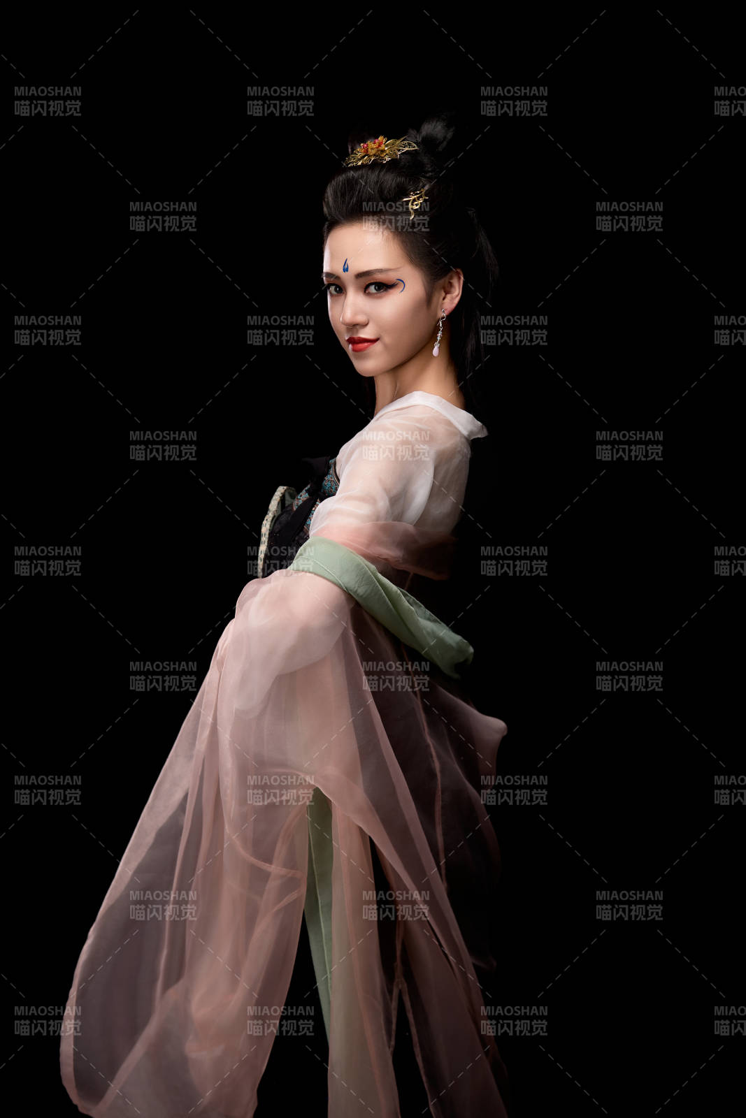 手持轻扇展示唐代服饰妆容造型的东方女性