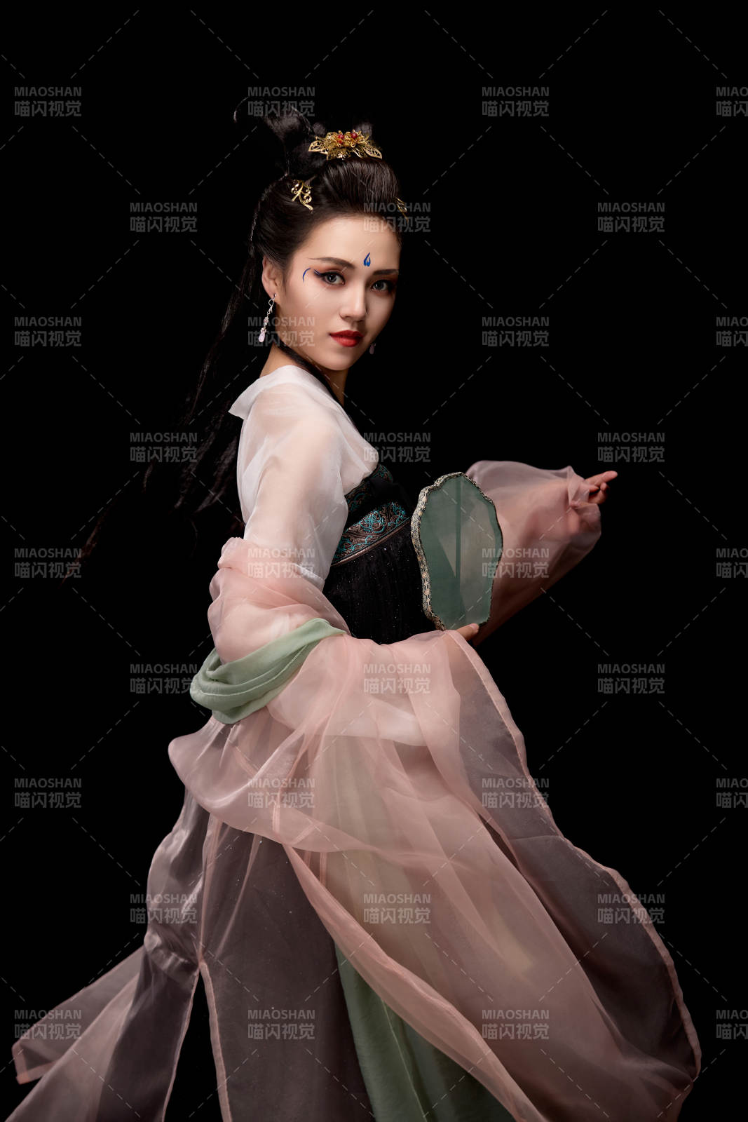 手持輕扇展示唐代服飾妝容造型的東方女性