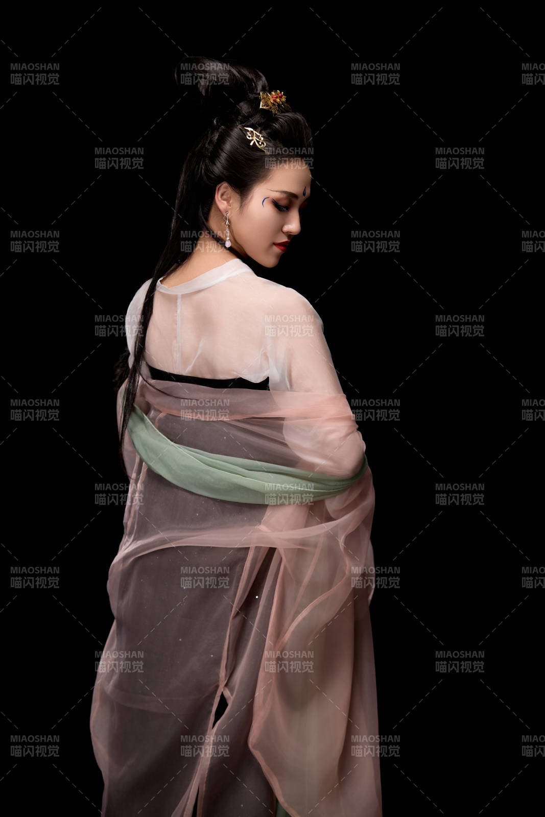 手持轻扇展示唐代服饰妆容造型的东方女性