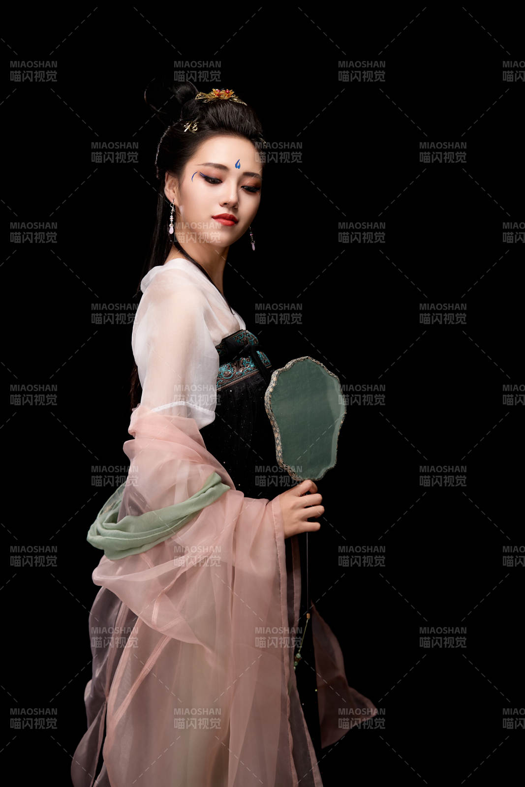 手持輕扇展示唐代服飾妝容造型的東方女性