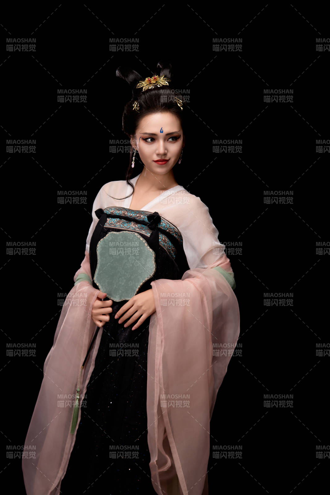 手持輕扇展示唐代服飾妝容造型的東方女性