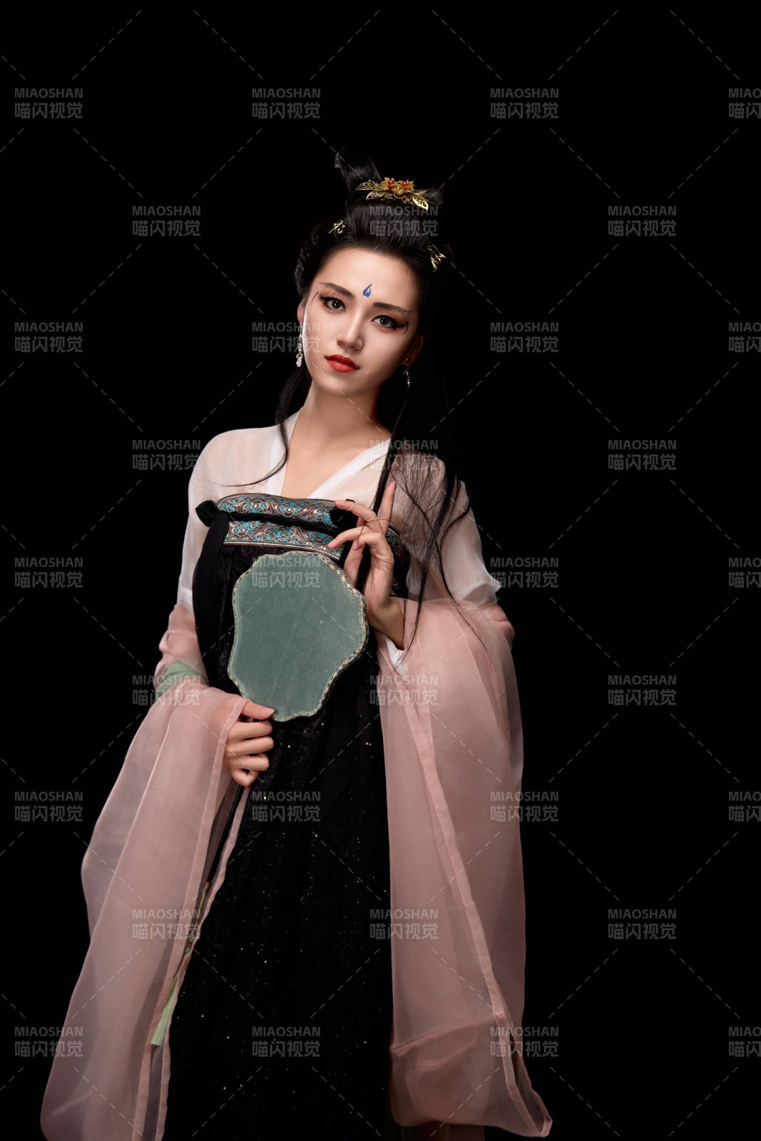 手持轻扇展示唐代服饰妆容造型的东方女性