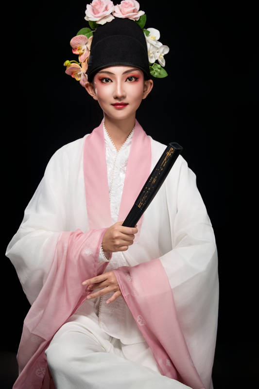 身着粤剧戏曲反串装扮手持折扇的青年女性