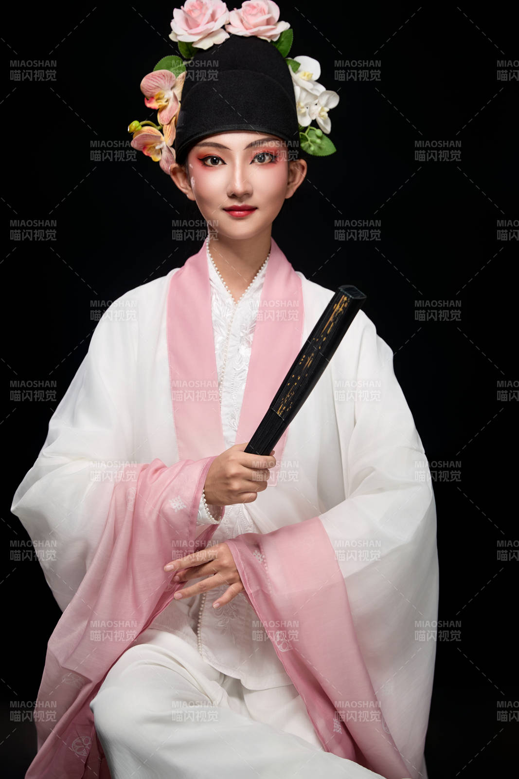 身著粵劇戲曲反串裝扮手持折扇的青年女性