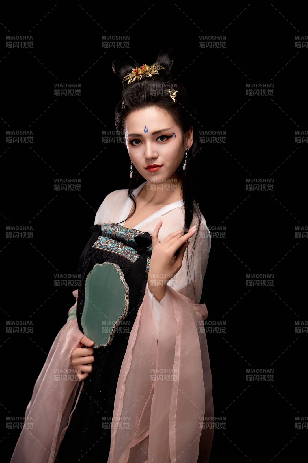 手持輕扇展示唐代服飾妝容造型的東方女性