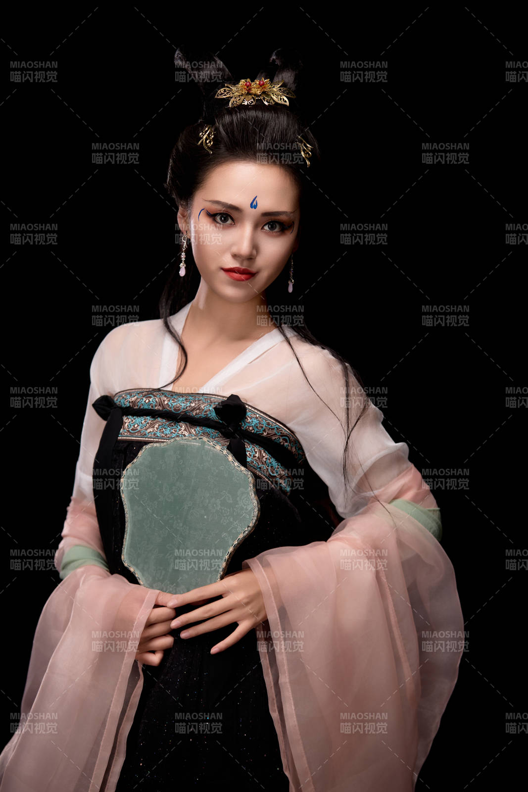 手持輕扇展示唐代服飾妝容造型的東方女性