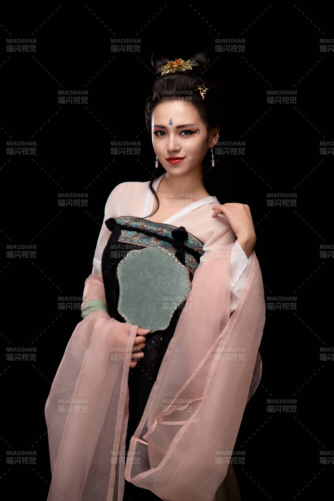 手持轻扇展示唐代服饰妆容造型的东方女性