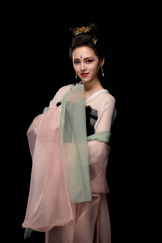 展示唐代服饰妆容造型的东方女性