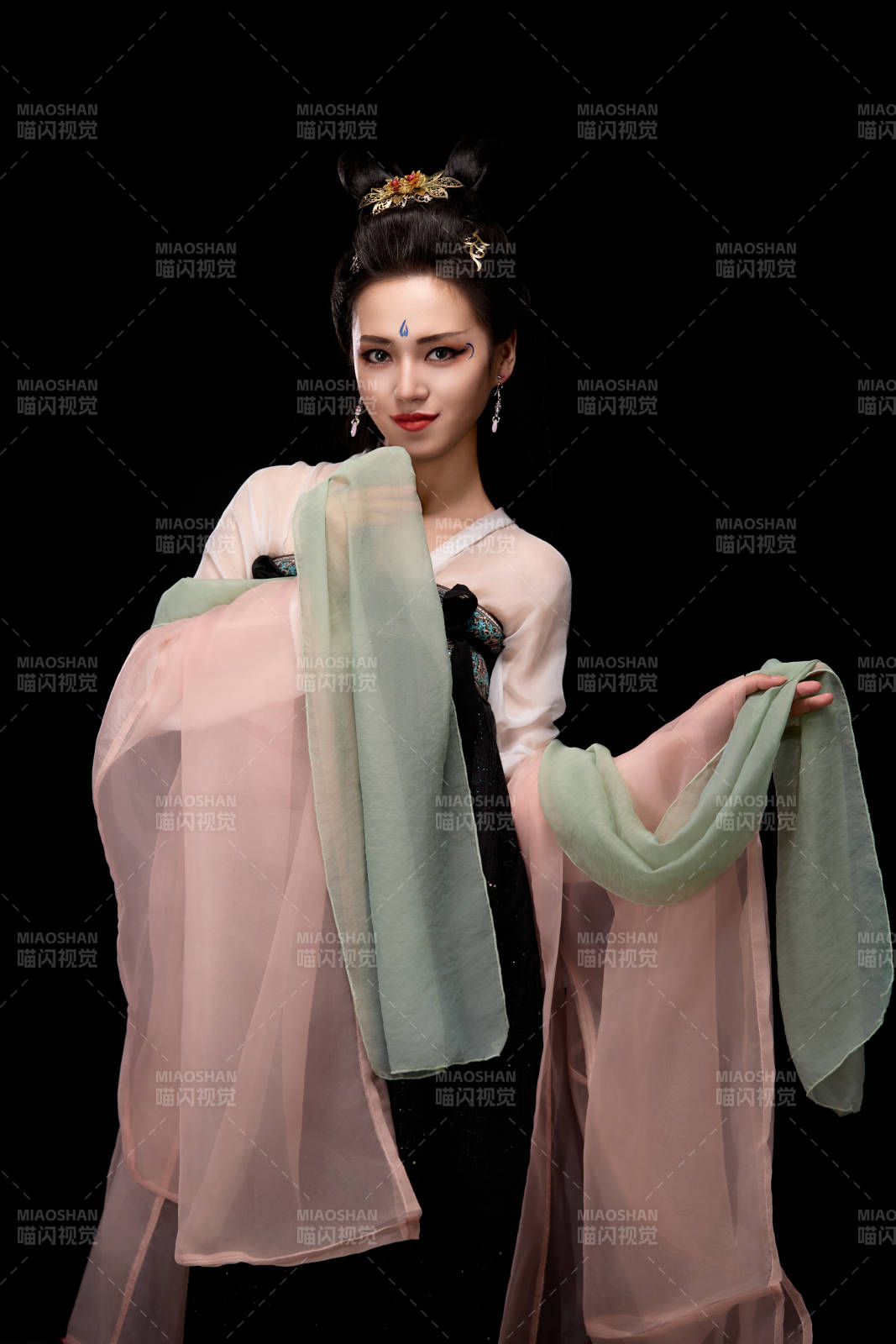 展示唐代服饰妆容造型的东方女性