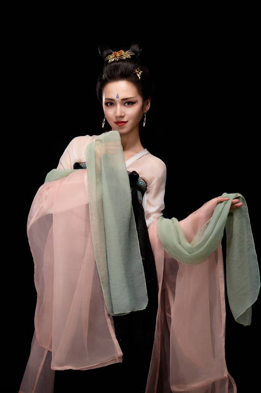展示唐代服饰妆容造型的东方女性