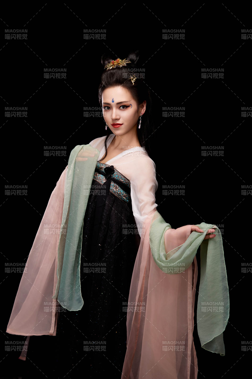 展示唐代服饰妆容造型的东方女性