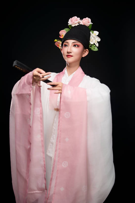 身着粤剧戏曲反串装扮手持折扇的青年女性