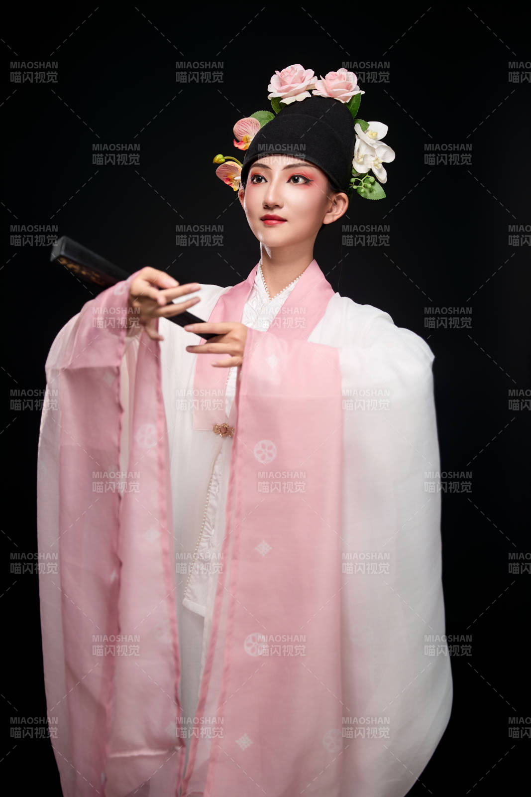 身着粤剧戏曲反串装扮手持折扇的青年女性