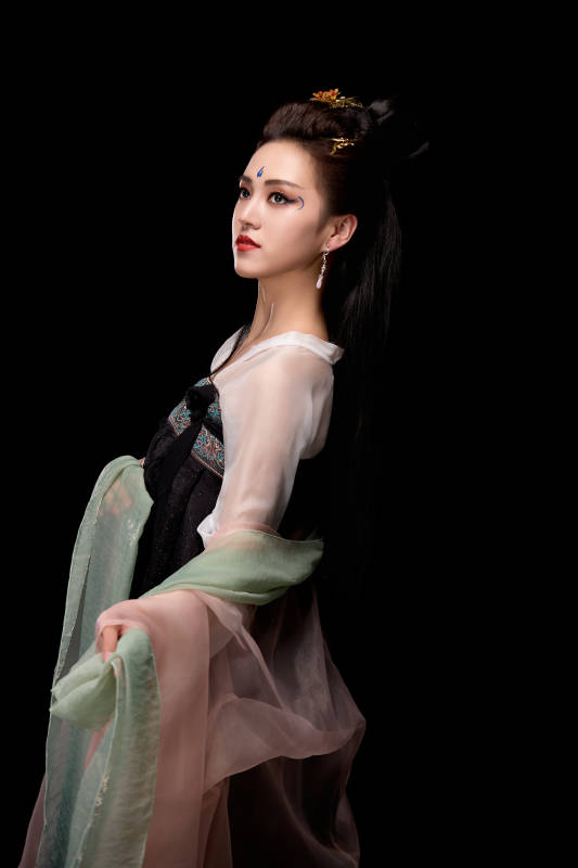 展示唐代服饰妆容造型的东方女性