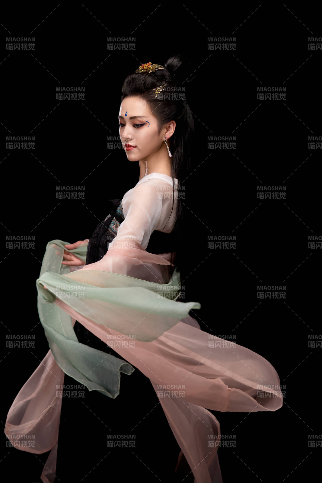 展示唐代服饰妆容造型的东方女性