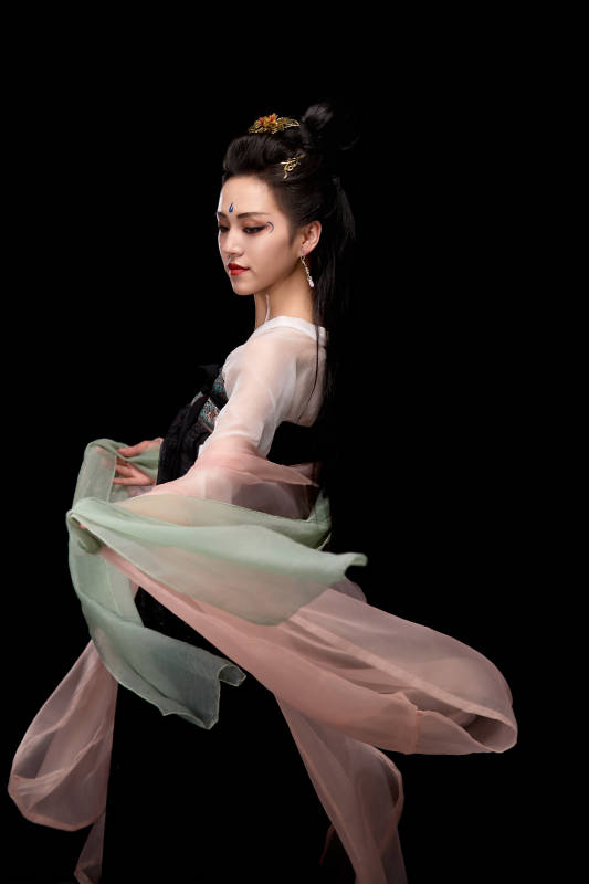 展示唐代服饰妆容造型的东方女性