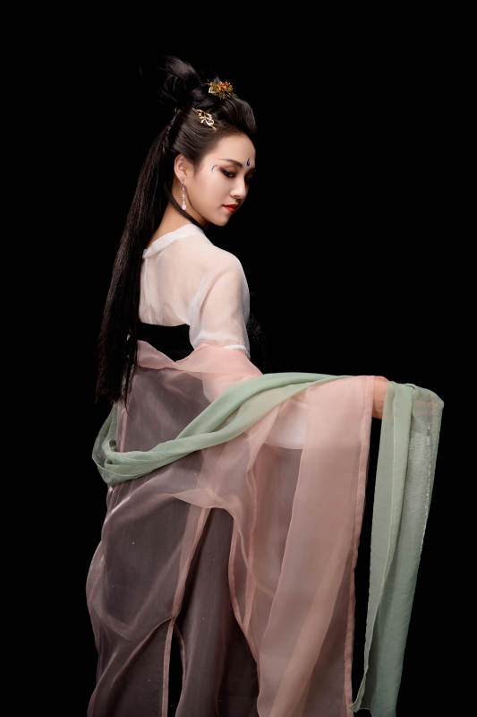 展示唐代服饰妆容造型的东方女性