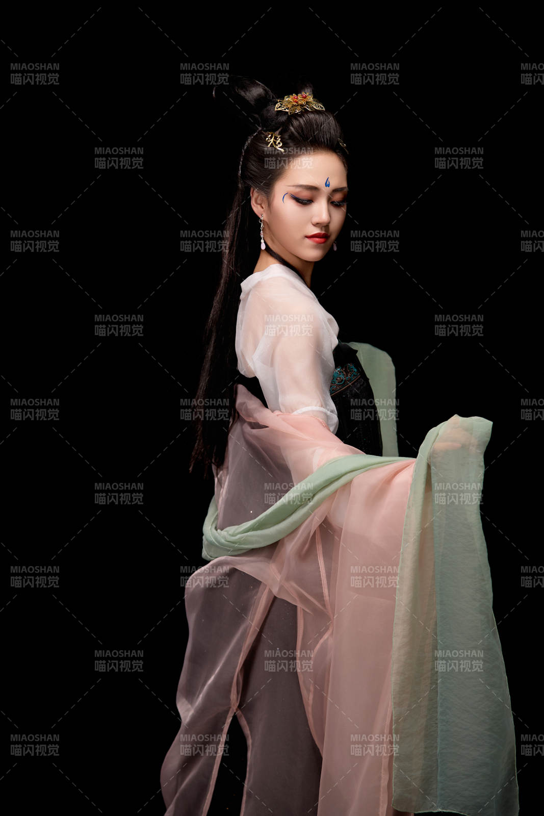 展示唐代服飾妝容造型的東方女性