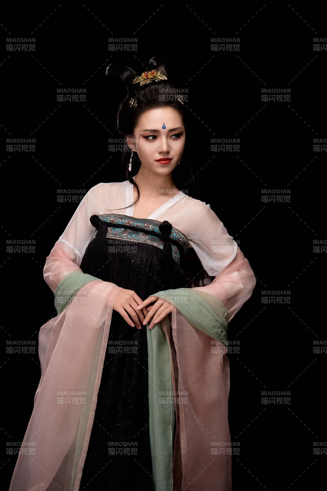 展示唐代服饰妆容造型的东方女性