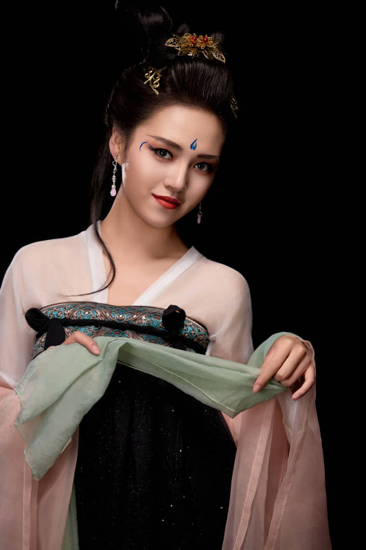 展示唐代服饰妆容造型的东方女性