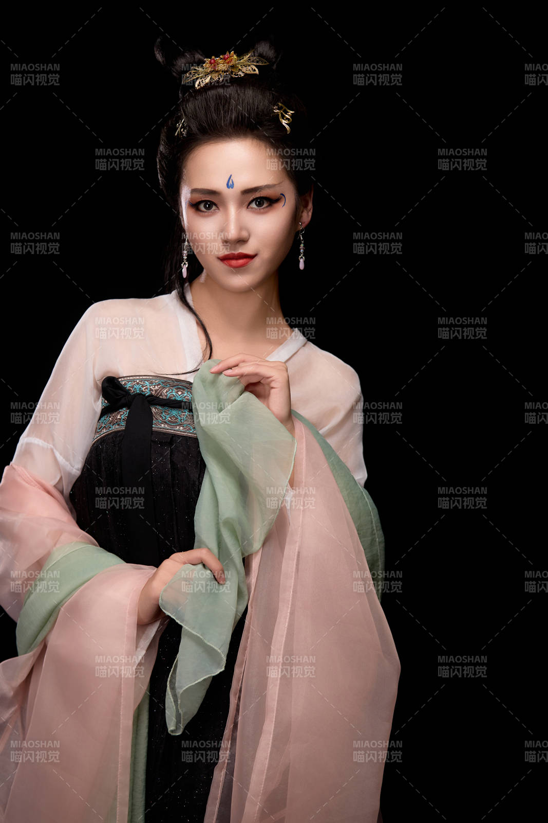 展示唐代服饰妆容造型的东方女性