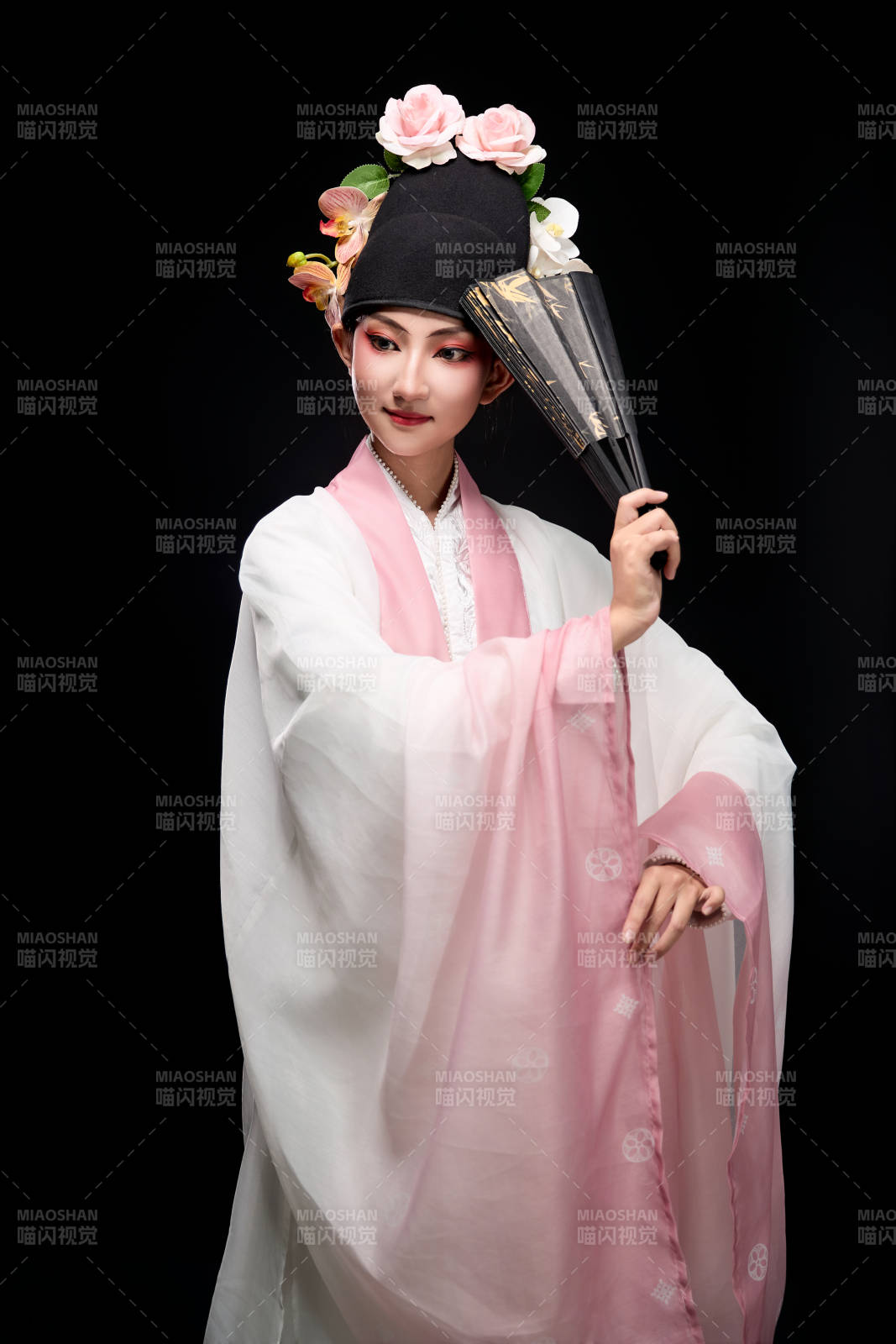 身著粵劇戲曲反串裝扮手持折扇的青年女性