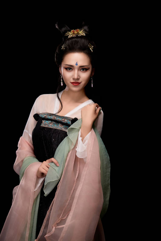 展示唐代服饰妆容造型的东方女性