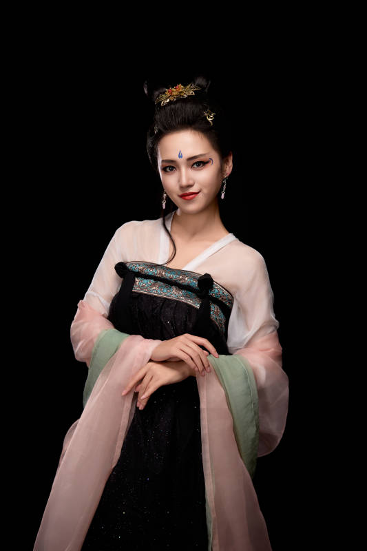 展示唐代服饰妆容造型的东方女性