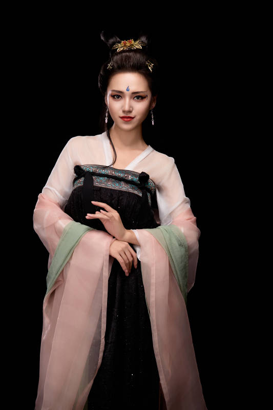 展示唐代服饰妆容造型的东方女性