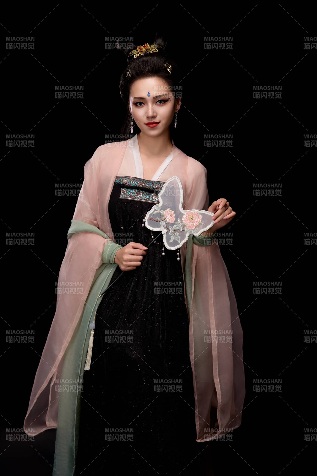 手持蝶扇展示唐代服飾妝容造型的東方女性