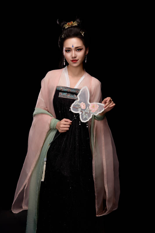 手持蝶扇展示唐代服饰妆容造型的东方女性