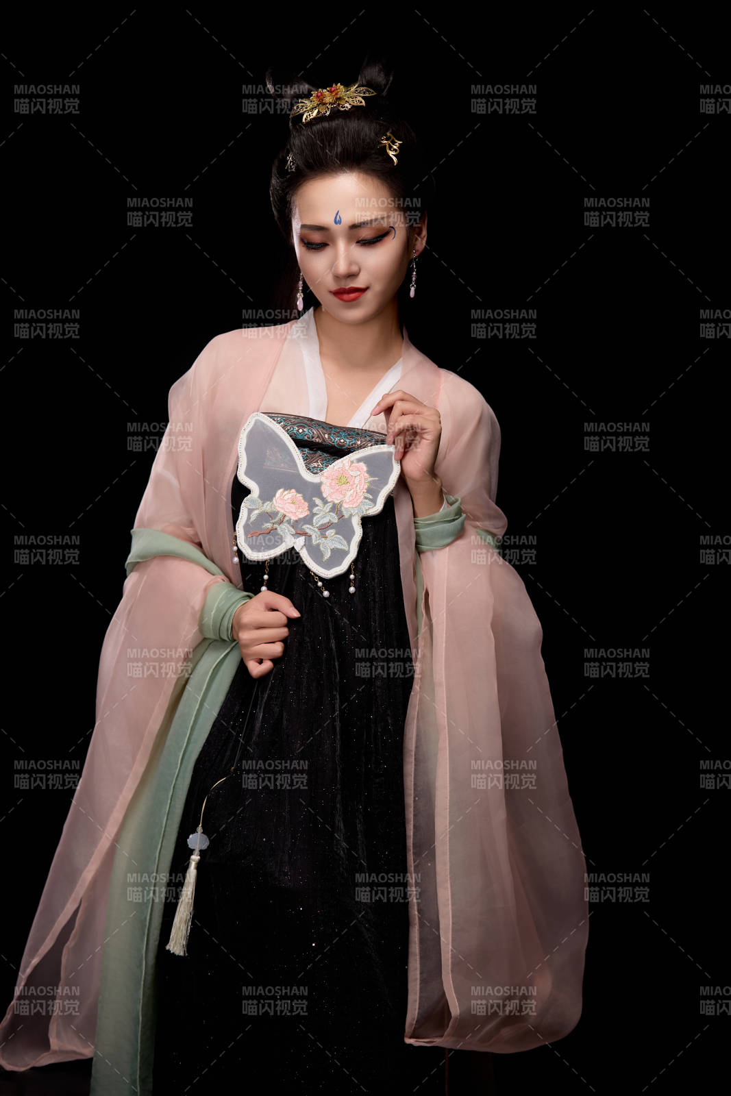 手持蝶扇展示唐代服飾妝容造型的東方女性